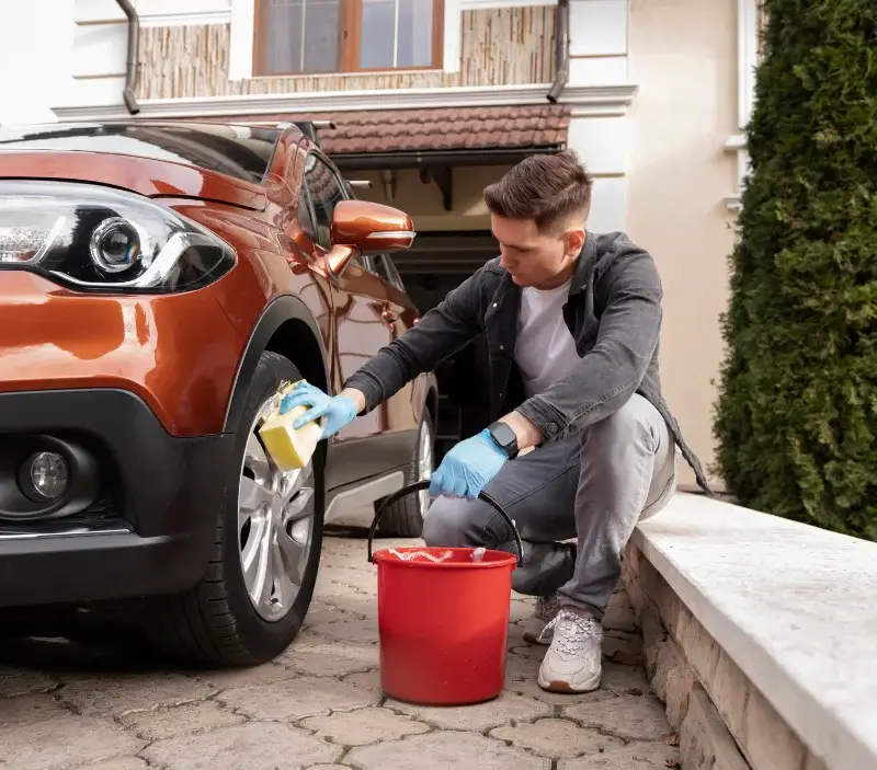 Lavage auto à domicile Plouhinec : professionnel intervenant sur un véhicule
